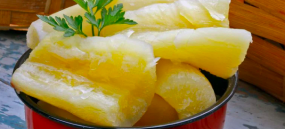 Depois que aprendi como cozinhar mandioca congelada meus pratos ficaram ainda mais fáceis e gostosos