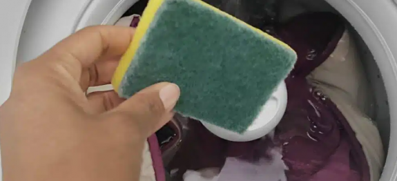 Dica caseira para nunca mais ter roupas com fiapos e bolinhas ao saírem da máquina