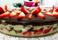 Torta de bis com morango, uma perfeita sobremesa para qualquer ocasião