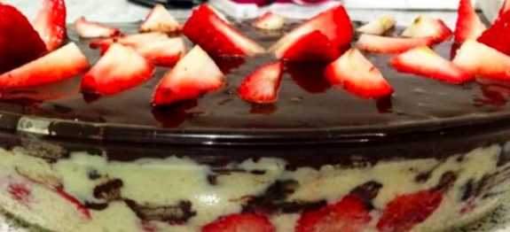 Torta de bis com morango, uma perfeita sobremesa para qualquer ocasião