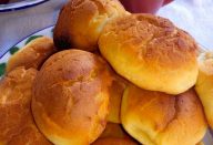 Tradicionalmente-mineira-essas-broinhas-de-fubá-com-queijo-estão-sempre-presentes-em-nosso-café-desde-o-início-do-século-XIX