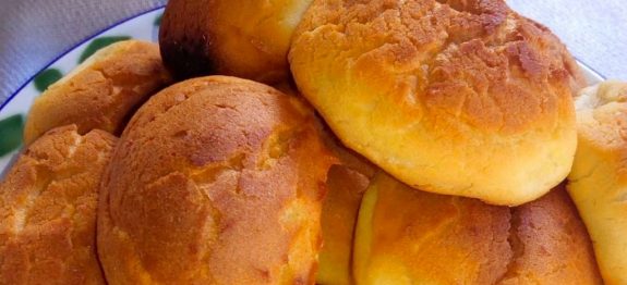 Tradicionalmente-mineira-essas-broinhas-de-fubá-com-queijo-estão-sempre-presentes-em-nosso-café-desde-o-início-do-século-XIX