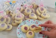 Biscoitinho-amanteigado-de-3-ingredientes-com-recheio-de-goiabada-para-servir-com-cha-ou-cafe