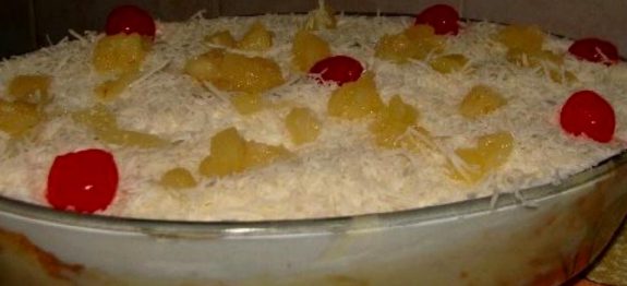 Bolo-de-abacaxi-com-creme-de-leite-ninho-na-travessa-facil-e-alem-de-ser-tudo-gostoso