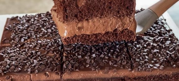 Bolo-de-chocolate-gelado-com-recheio-cremoso-delicioso-1