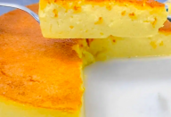 Bolo de fubá mole tão macio e molhadinho que derrete na boca