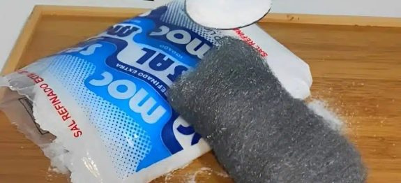 Coloque-sal-no-bombril-e-deixe-suas-panelas-brilhando-com-esse-truque-caseiro