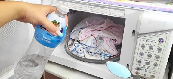 Coloquei-panos-de-prato-no-micro-ondas-com-essa-misturinha-caseira-e-eles-ficaram-novos
