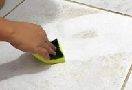 Misturinha mágica para desencardir pisos com 2 ingredientes é simples e funciona