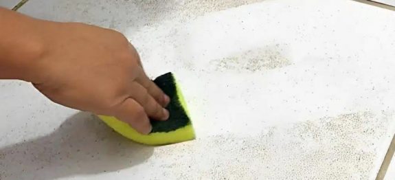 Misturinha mágica para desencardir pisos com 2 ingredientes é simples e funciona