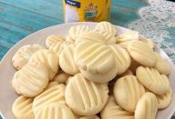 Sequilhos de leite em pó é uma daquelas gostosuras que a gente não consegue comer um só.