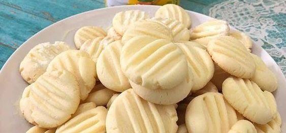 Sequilhos de leite em pó é uma daquelas gostosuras que a gente não consegue comer um só.