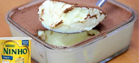 Sobremesa-gelada-de-Leite-Ninho-com-apenas-4-ingredientes-simples-e-pratica-de-fazer