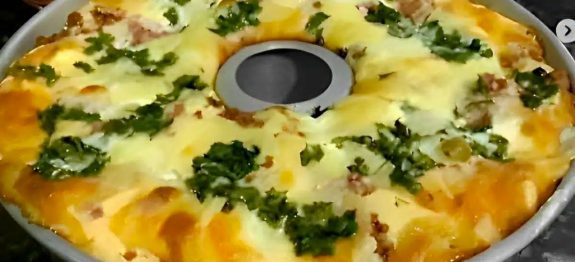 Torta-de-liquidificador-salgada-recheada-muito-fácil-é-só-bater-os-ingredientes-e-levar-ao-forno