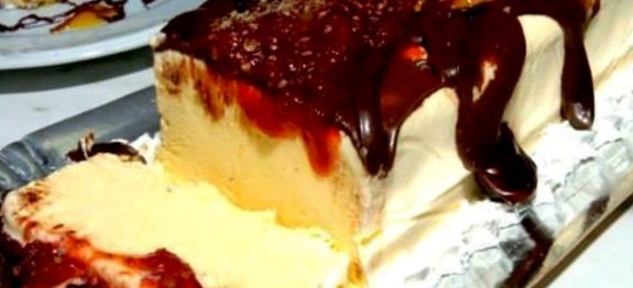 Torta-de-sorvete-de-maracuja-perfeita-para-servi-nos-dias-quentes