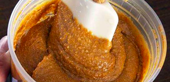 Tô viciada nessa pasta de amendoim que eu faço com só 2 ingredientes, meu café da manhã de todo dia