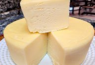 Fiz 1 quilo de queijo caseiro com apenas 4 ingredientes para servir no lanche ou café da família
