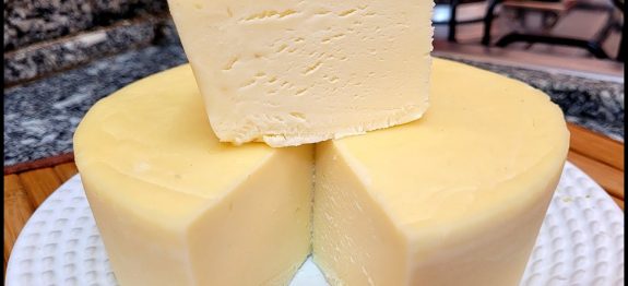 Fiz 1 quilo de queijo caseiro com apenas 4 ingredientes para servir no lanche ou café da família