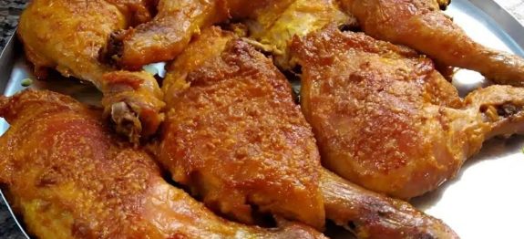 Coxa e sobrecoxa de frango na maionese assado no forno bem temperadinha e com casquinha