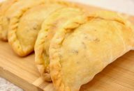 Pastel-assado-com-massa-de-maionese-simples-rapido-e-perfeito-para-servir-no-lanche