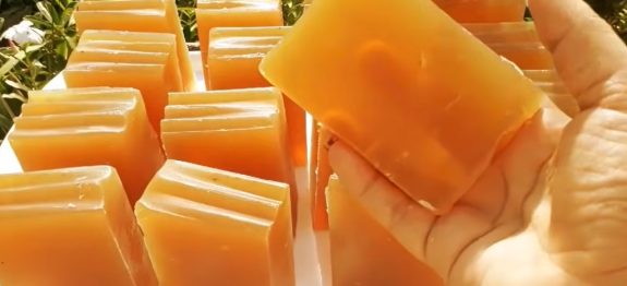 Sabao-caseiro-Muito-feliz-com-o-resultado-dessa-receita-estou-vendendo-todo-dia-no-meu-condominio.