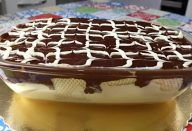 Sobremesa-de-Pascoa-na-travessa-com-creme-branco-ganache-e-wafer-de-chocolate-uma-delicia