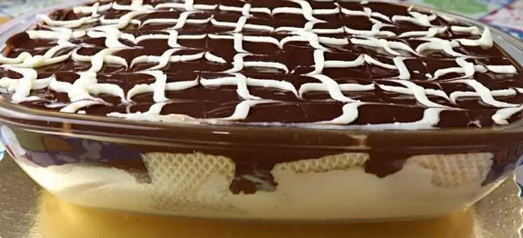 Sobremesa-de-Pascoa-na-travessa-com-creme-branco-ganache-e-wafer-de-chocolate-uma-delicia