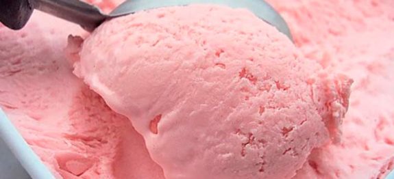 Sorvete-de-Morango-Caseiro-Delicioso