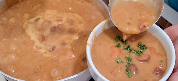 Caldo de feijão com bacon e calabresa grosso e delicioso para o seu almoço ou jantar