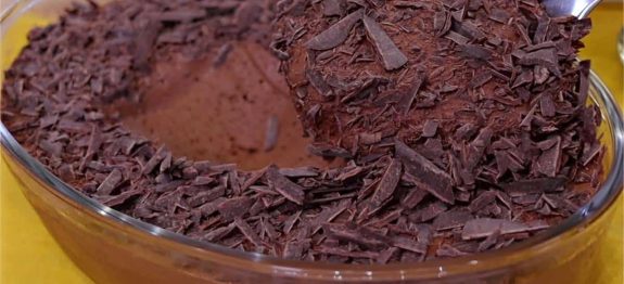 Mousse de chocolate aerada sem gelatina e sem chantilly com apenas 4 ingredientes