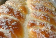 Pão de coco de padaria um pão doce com cobertura para fazer na sua casa