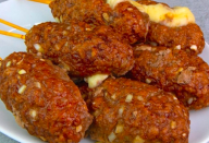Bomba de Carne com Queijo no palito, comi isso em uma feira e amei