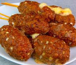 Bomba de Carne com Queijo no palito, comi isso em uma feira e amei