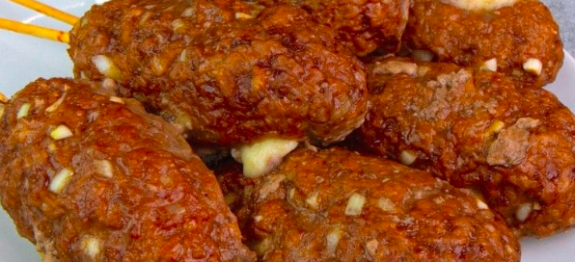Bomba de Carne com Queijo no palito, comi isso em uma feira e amei