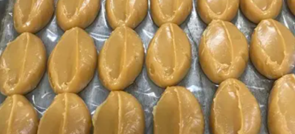 Doce de leite pingado, o doce do Chico Doceiro, fica crocante por fora e cremoso por dentro! De comer rezando