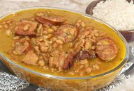 Feijão com bacon e calabresa de restaurante