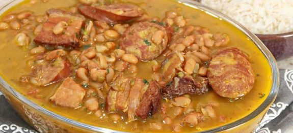 Feijão com bacon e calabresa de restaurante