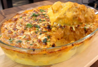 Frango com mandioca gratinado assado uma receita cremosa deliciosa e econômica para o dia a dia