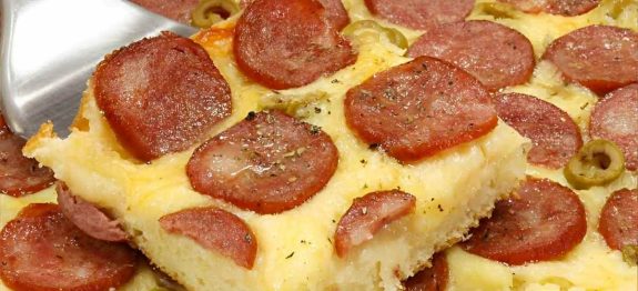 Lanche salgado de liquidificador feito com calabresa muito simples e fácil de preparar
