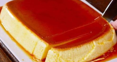 Pudim de caramelo na travessa, bateu, gelou tá pronto