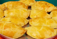 Pastel de forno com frango e requeijão cremoso feito com massa simples de 3 ingredientes