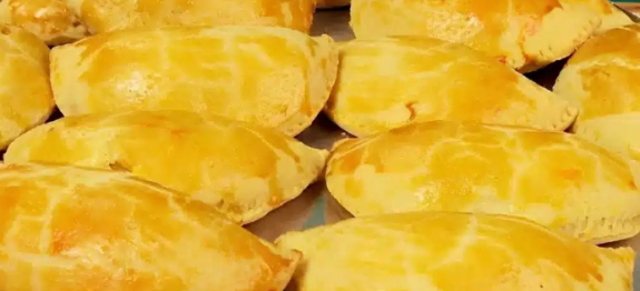 Pastel de forno com frango e requeijão cremoso feito com massa simples de 3 ingredientes