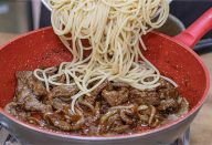 macarrao-ao-bife-acebolado