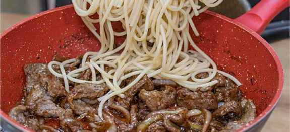 macarrao-ao-bife-acebolado