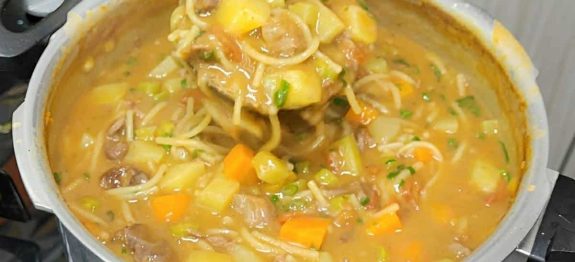 sopa-de-feijao-com-carne-e-macarrao