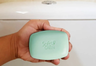 Use 1 meia velha para manter o vaso sanitário sempre limpo e perfumado
