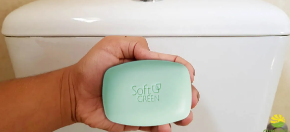Use 1 meia velha para manter o vaso sanitário sempre limpo e perfumado