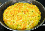 Misturei repolho com batatas e fiz uma fritada de legumes incrível, saudável e econômico!