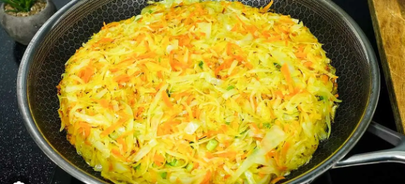 Misturei repolho com batatas e fiz uma fritada de legumes incrível, saudável e econômico!