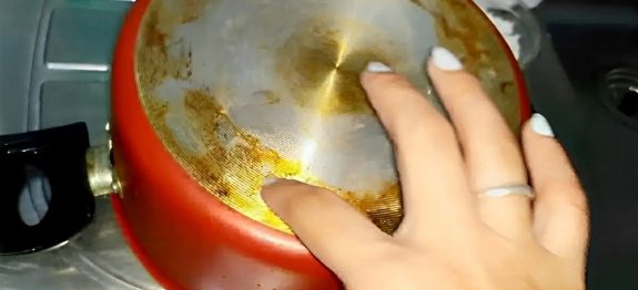 como-tirar-gordura-de-panela-09-0911.jpg